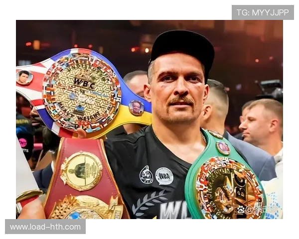 世界拳王统一战新闻发布会，两位全胜战绩拳手激烈对视